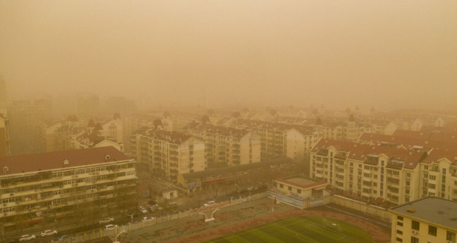 Çin&#039;de şiddetli kum fırtınasında gökyüzü sarı renge büründü
