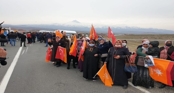 AK Parti’ye geçiş yapan Tuzluca Belediye Başkanı ilçe girişinde coşkuyla karşılandı
