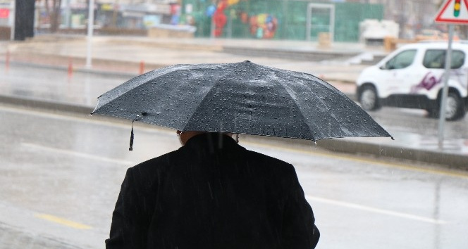 Kırşehir’de beklenen yağış başladı, valilik fırtınaya karşı uyardı