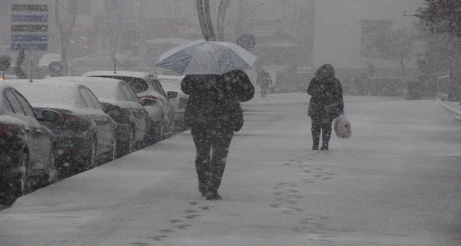 Yozgat’ta Mart karı kenti beyaza bürüdü