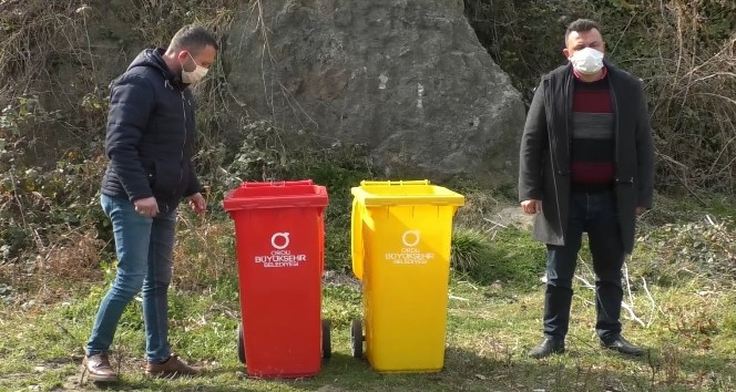 Çöp konteynerinin denize atılmasına tepki