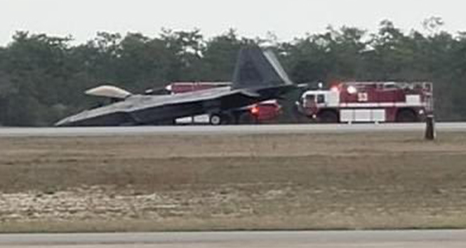 ABD'de F22 savaş uçağı burun üstü acil iniş yaptı