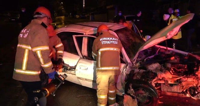 Aşırı hız yapan otomobil duvara çarptı: Ekipler sürücüyü kurtarmak için zamanla yarıştı
