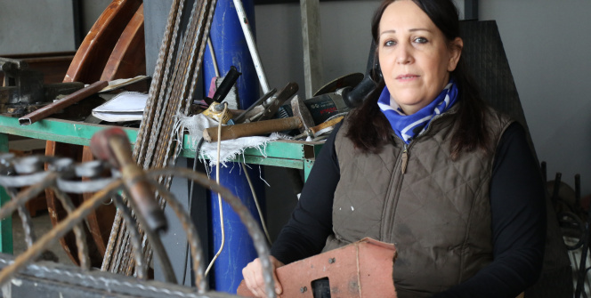 Profil kesiyor, kaynak işliyor, taşlama yapıyor