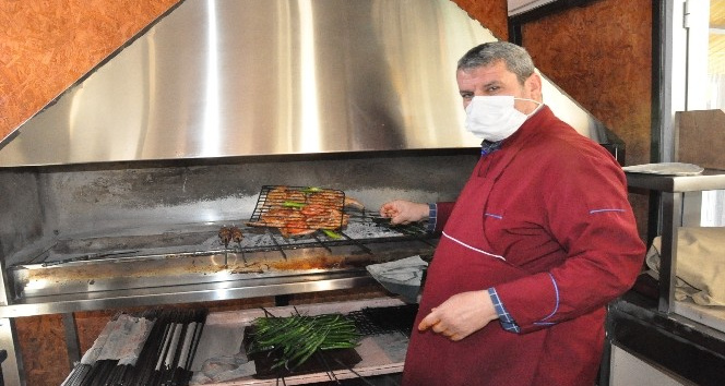 Kebap ustası menüsüne vücut direncini yükselten bıldırcın etini ekledi, vatandaşlar sipariş için sıraya girdi