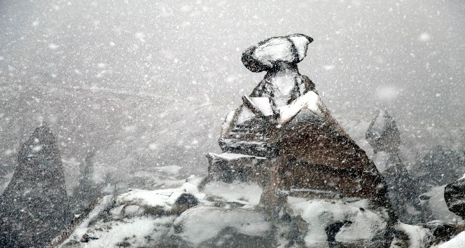 Mart karı peribacalarını beyaza bürüdü