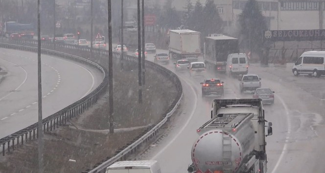 43 ilin geçiş güzergahında trafik yoğunluğu: Kar yağışı sürücüleri olumsuz etkiledi
