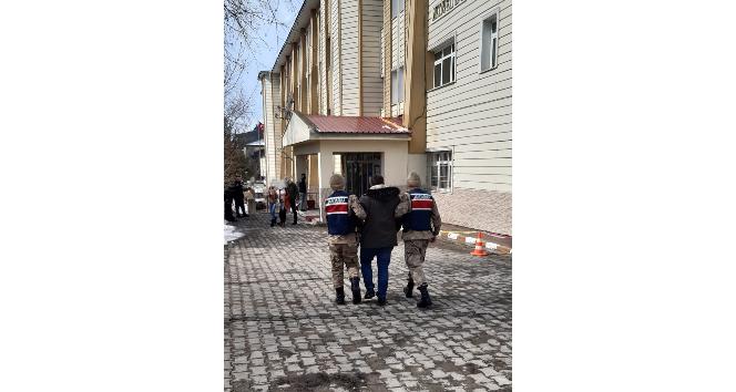 Yurtdışına kaçmaya çalışan firari yol kontrolünde yakayı ele verdi