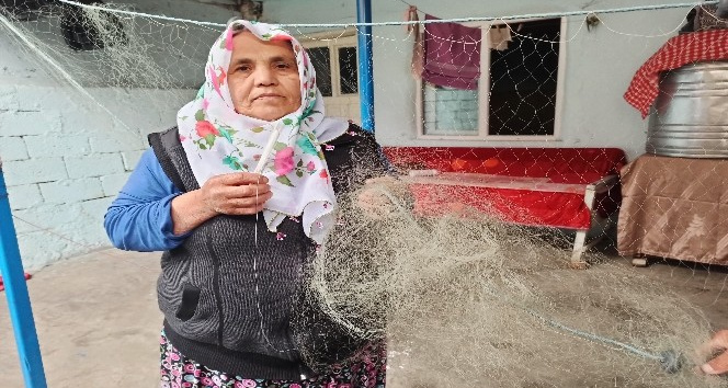 O ağları örüyor kocası balık avlıyor