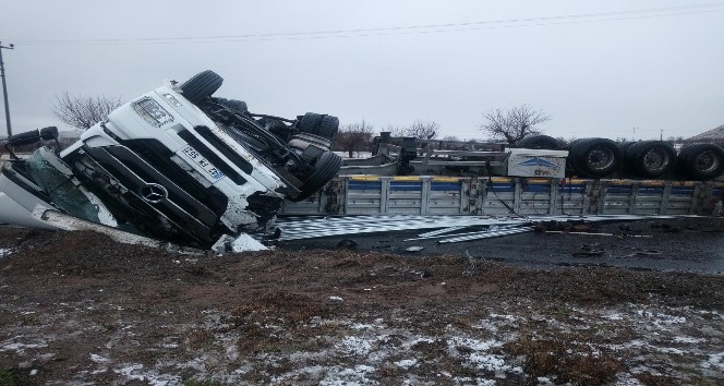 Şoförün direksiyon hakimiyetini kaybettiği tır devrildi