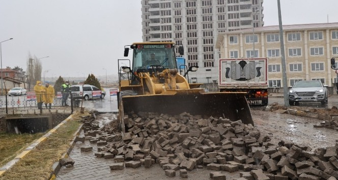 80.yıl bulvarında altyapı ve sıcak asfalt için çalışmalar başladı