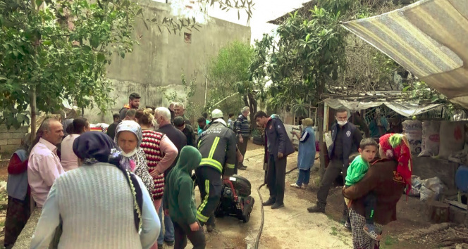 Ev yangınında mahalleli sokağa döküldü, pandemi kuralları unutuldu