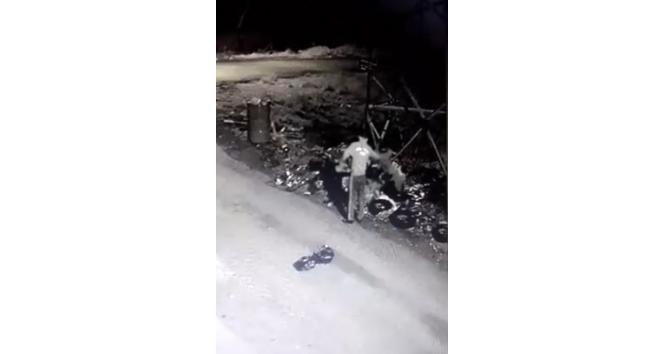 Tanınmamak için maske takan hırsız, maskeyi çöpe atarken kameralara yakalandı