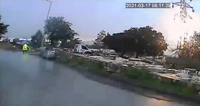 Yüksek gerilim hattına yıldırım isabet etti, o anlara kameraya yansıdı