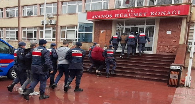 Akü hırsızları jandarmadan kaçamadı