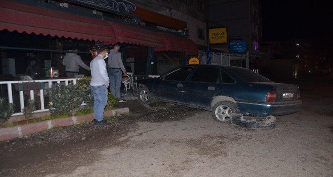 Otomobil iş yerine çarptı