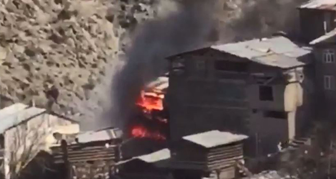 Artvin’de 60 evin küle döndüğü yangının ilk görüntüleri ortaya çıktı