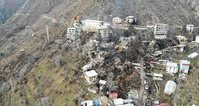 Artvin’de 60 hanenin yandığı köy havadan görüntülendi