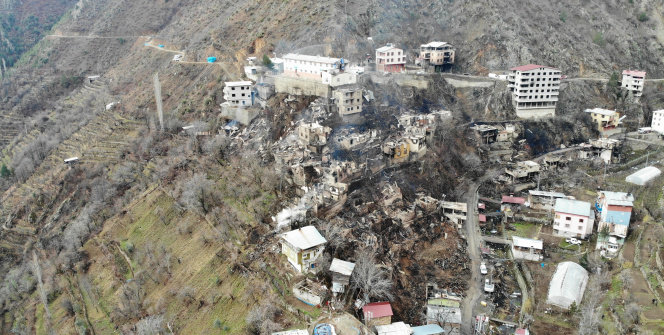 Artvin'de 60 hanenin yandığı köy havadan görüntülendi