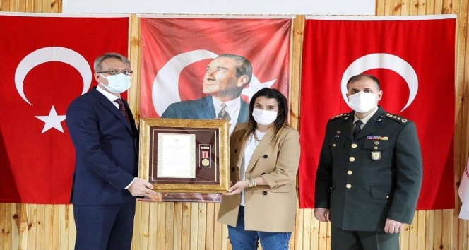 Bingöl’de idlib şehitlerinin ailelerine "Devlet Övünç Madalyası"