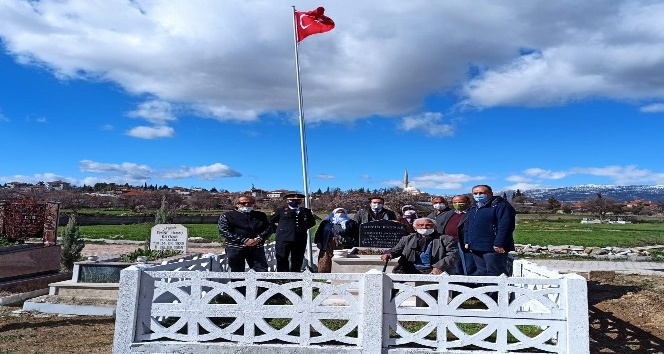 Jandarma, şehit öğretmen Kaynar’ın 24 yıllık mezarını yeniledi