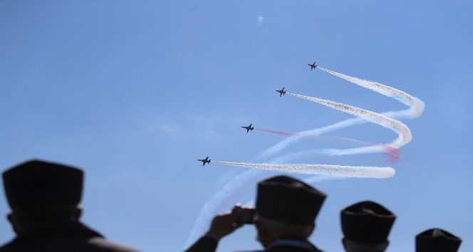 Türk Yıldızları’nın Şehitler Abidesi’ndeki gösterisi nefes kesti