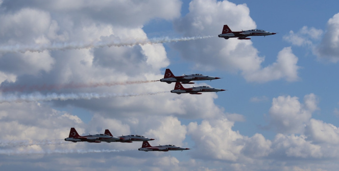 Türk Yıldızları’nın Şehitler Abidesi’ndeki gösterisi nefes kesti