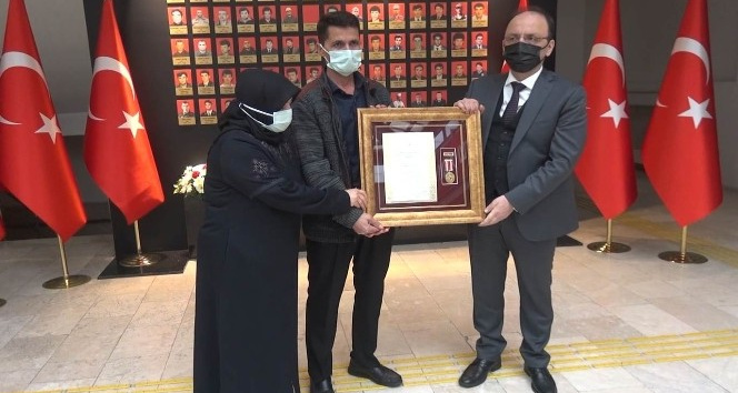 Şehit Furkan Yılmaz’ın ailesine Övünç Madalyası ve Beratı takdim edildi