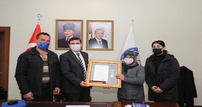 Şehit Hüseyin Mertoğlu’nun ailesine devlet övünç madalyası