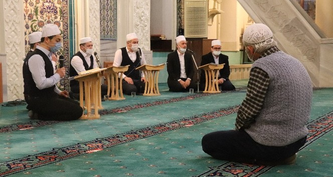 İlahiler sesleri şehitler için yükseldi