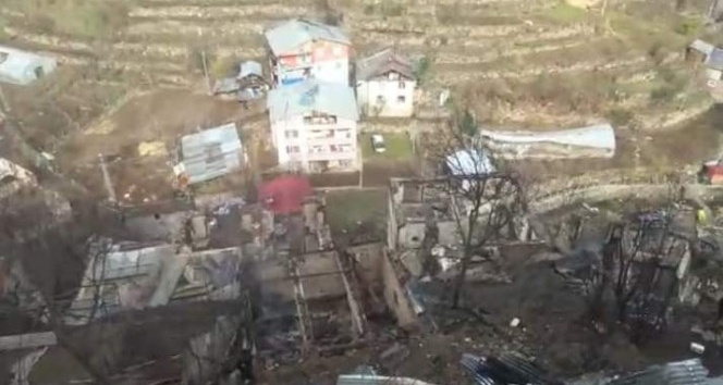 Bakanlar Soylu ve Kurum 60 hanenin yandığı Dereiçi köyünde