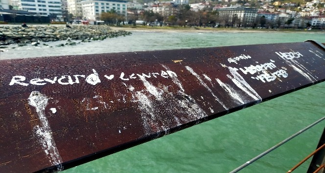 Korkuluklar yazı tahtasına döndü