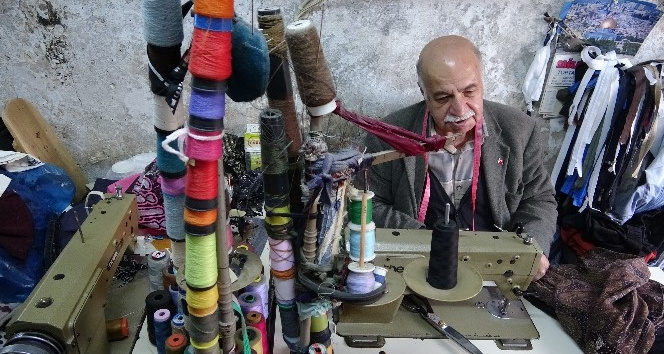 Küçücük dükkanında yarım asrı geride bırakan esnaf 4 çocuğuna ve eşine üniversite okuttu