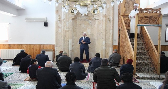 Bu camide cuma hutbesi işaret dili ile okunuyor