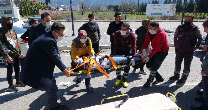 Kaza yapan ailenin yaralı çocuğu kurtarma telaşı