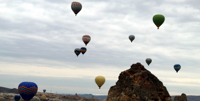 Kapadokya’da gökyüzü balonlarla renklendi