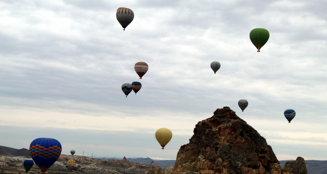 Kapadokya’da gökyüzü balonlarla renklendi