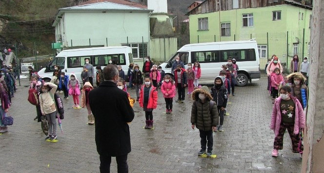 Artvin’i Karadeniz sahiline bağlayan yol üzerinde bulunan Demirciler köyü sakinleri çocukları için yola üst geçit istiyor