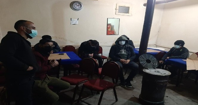 Gizli bölmede kumar oynarken suçüstü yakalandılar: 24 bin lira ceza kesildi