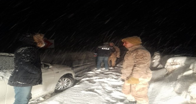 Bayburt’ta karda mahsur kalan 3 kişi AFAD ve jandarma ekiplerince kurtarıldı