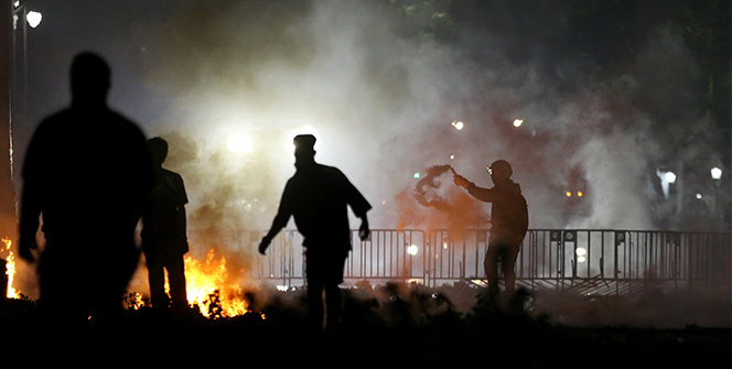 Tayland’da monarşi karşıtı protestocular polisle çatıştı