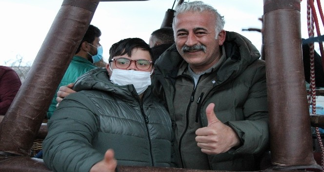 Down Sendromlu çocuklar Kapadokya’da balona bindi
