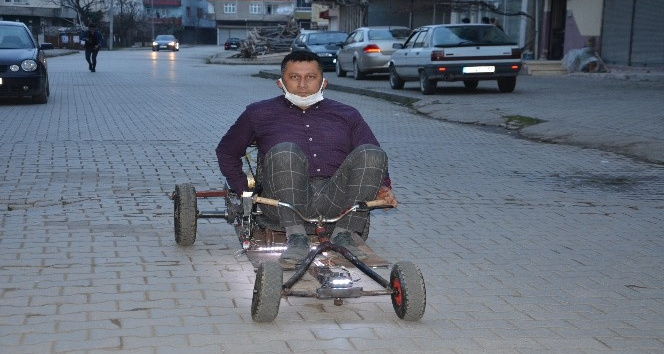 Tahtadan yaptığı arabayla sürücülere rakip oldu