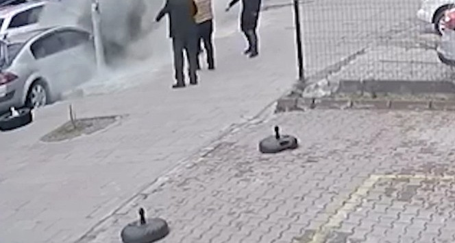 Otomobil bir anda alev aldı, o anlar güvenlik kamerasına yansıdı