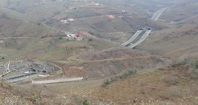 Dağların arasındaki otoban