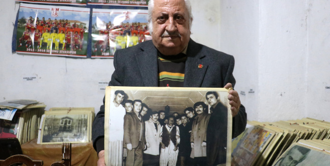 Aşık Veysel’in çekilen son fotoğrafı, ölümünden 12 saat önce