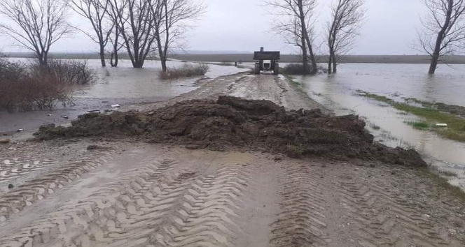 Edirne’de yoğun yağış sebebiyle köy yolu ulaşıma kapandı