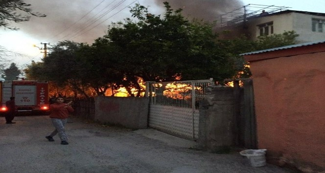 Marangozhanede çıkan yangın eve sıçradı, 4 kişi dumandan etkilendi