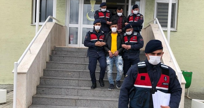 Bağ evinden çaldıkları eşyaları satarken suçüstü yakalandılar