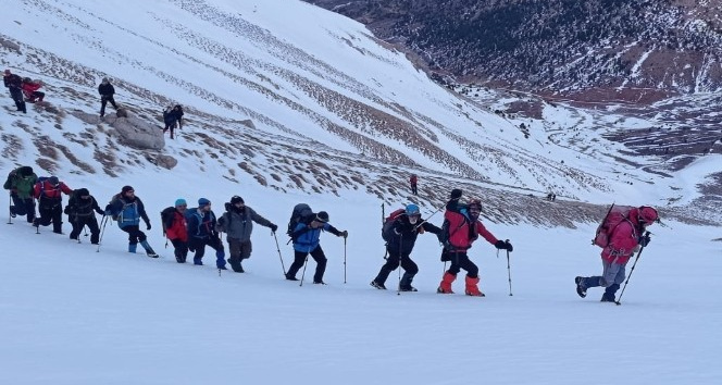 Dağcılardan 7 saatlik zirve tırmanışı